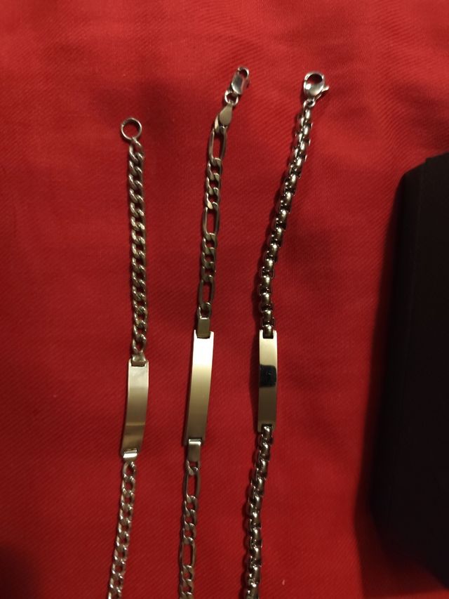 Tres pulseras esclavas de joyería