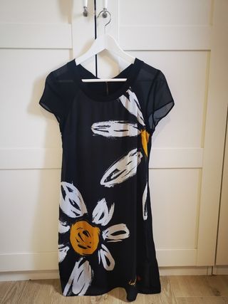 Vestido Desigual negro y flores fresco