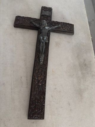 Crucifijo antiguo de madera y metal