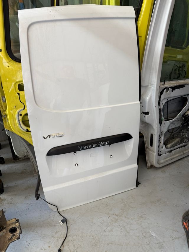 Puerta trasera izq Mercedes Vito W447