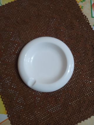 Portacenere bianco in porcellana