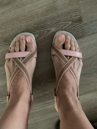 Sandalias tacón medio rosa y marrón