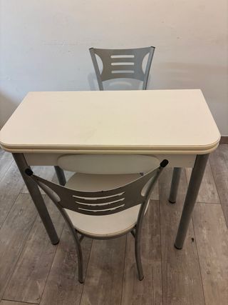 Mesa extensible blanca y gris - 2 sillas