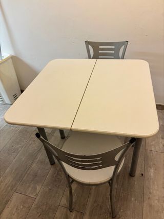 Mesa extensible blanca y gris - 2 sillas