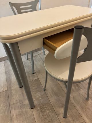 Mesa extensible blanca y gris - 2 sillas