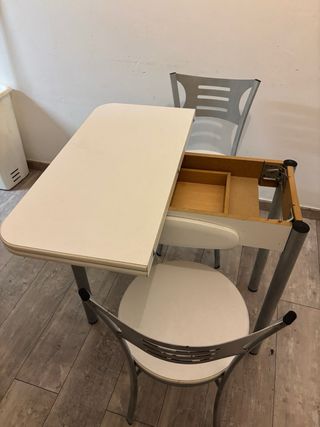 Mesa extensible blanca y gris - 2 sillas