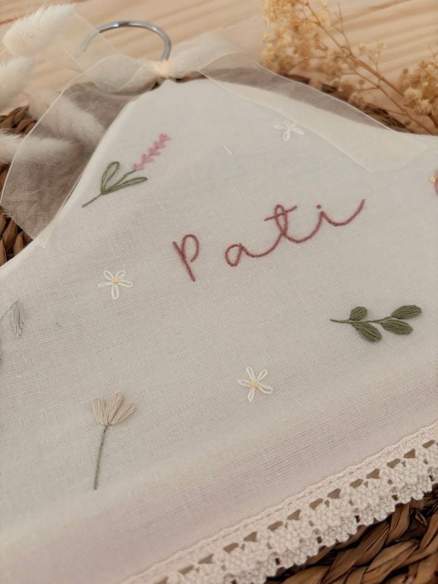 Percha bordada personalizada - Pati