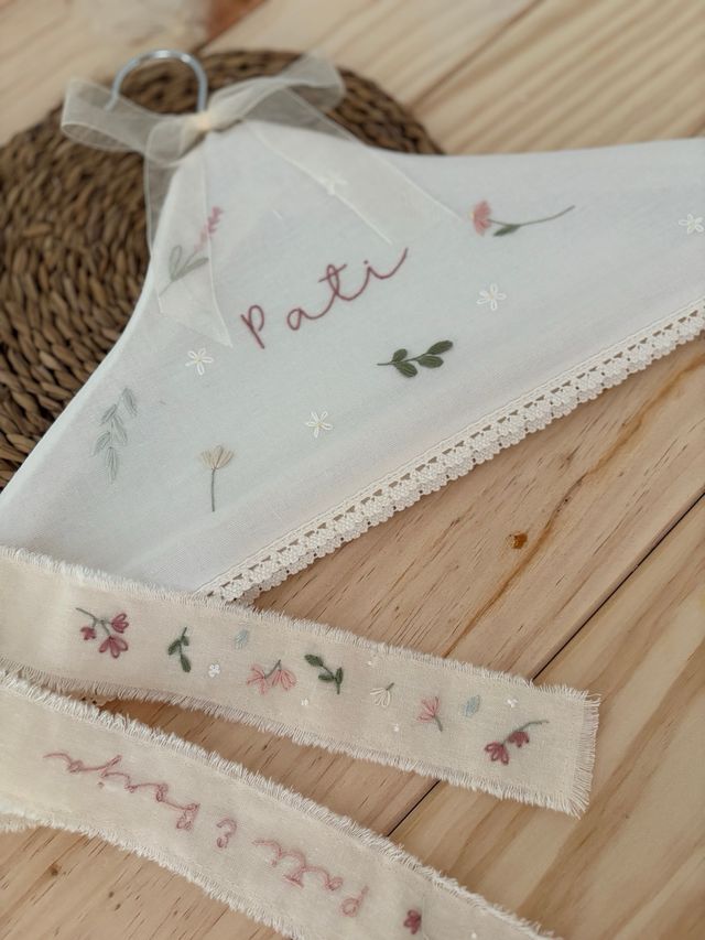 Percha bordada personalizada - Pati