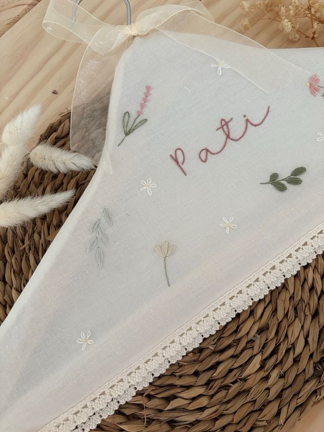 Percha bordada personalizada - Pati