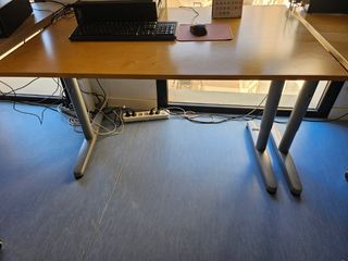 4 Mesas de oficina + 2 cajon