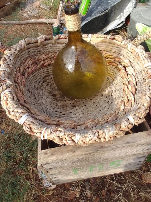 Antigua botella de vidrio de color amarillo para c