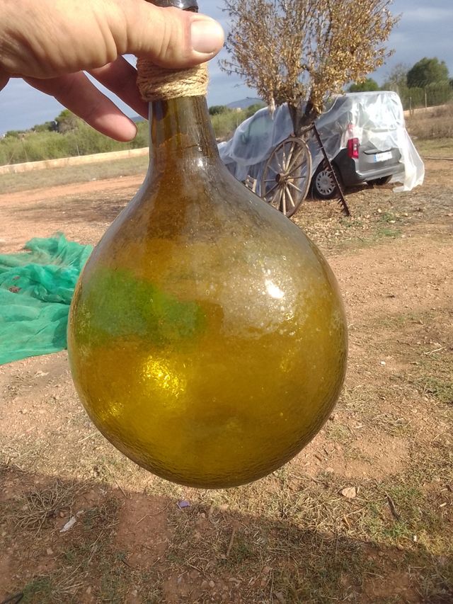 Antigua botella de vidrio de color amarillo para c