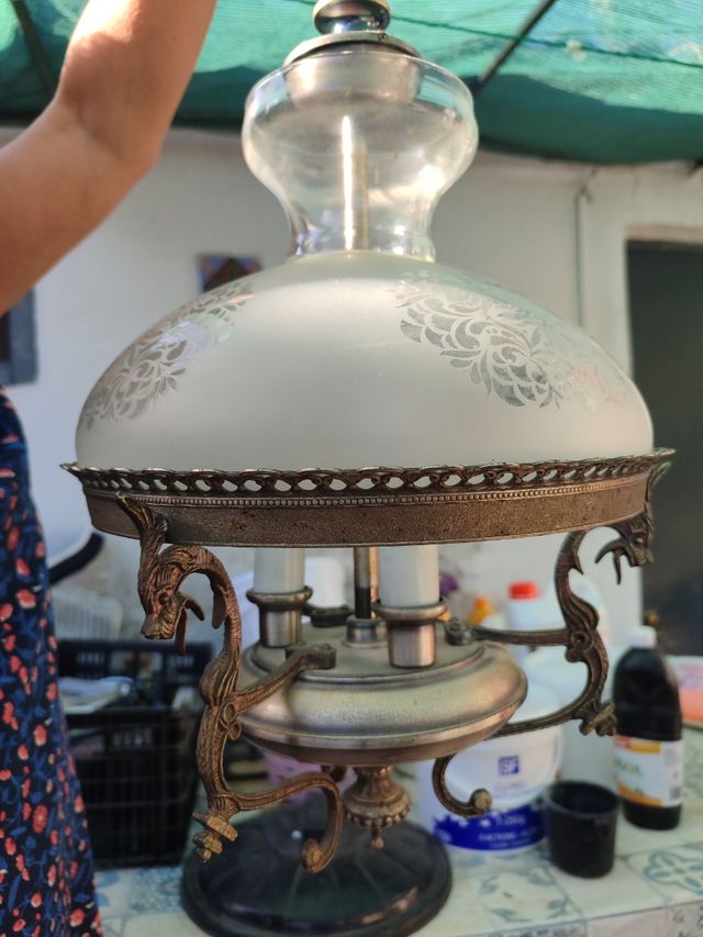 Lámpara antigua de metal