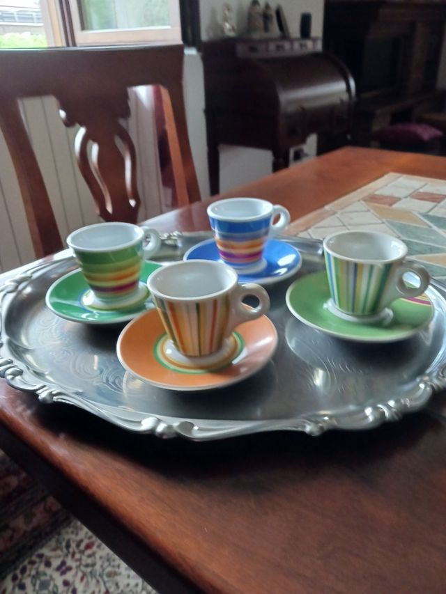 Servizio caffè 4 tazzine più vassoio in acciaio