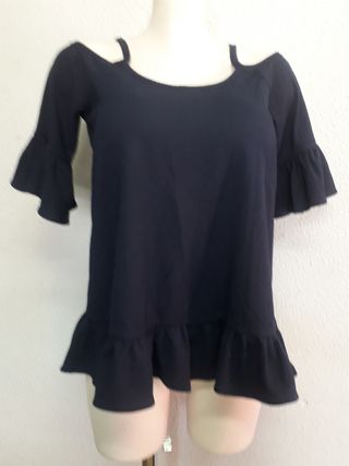 Blusa azul marino con hombros descubiertos.