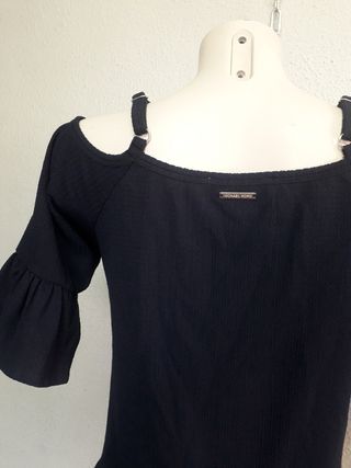 Blusa azul marino con hombros descubiertos.