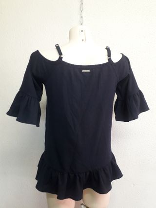 Blusa azul marino con hombros descubiertos.