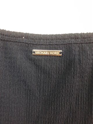 Blusa azul marino con hombros descubiertos.