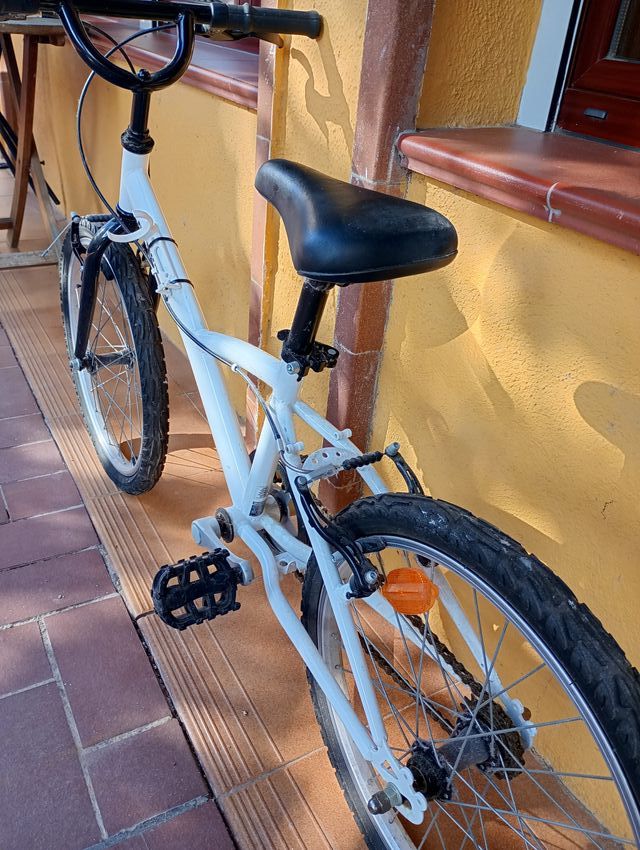 Bicicleta infantil BTwin 20" blanca