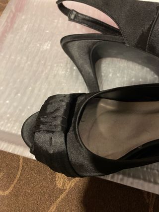 ZAPATOS de tacón RASO NEGRO y Sandalias. OCASIÓN