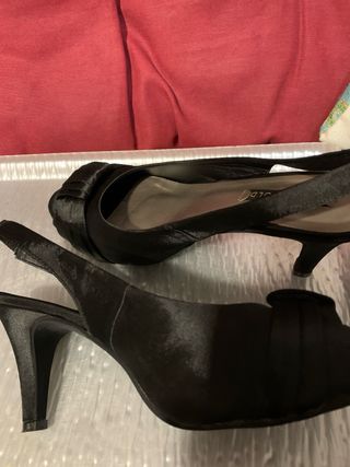 ZAPATOS de tacón RASO NEGRO y Sandalias. OCASIÓN
