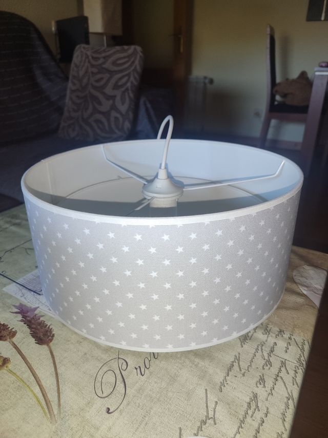 Lámpara techo gris y blanca