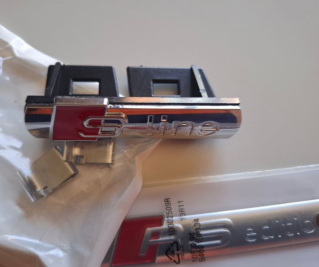 Insignias Audi S Line y RS edition aluminio