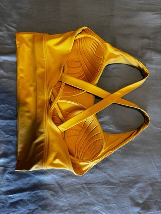 Top deportivo amarillo
