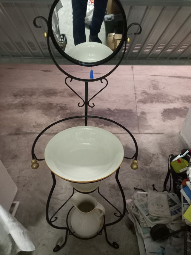 Lavabo in ferro battuto e ceramica