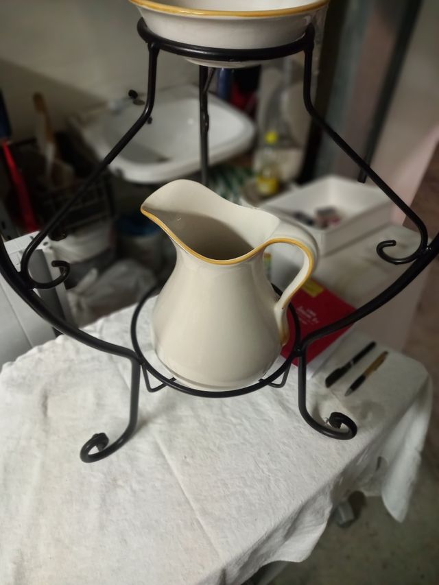 Lavabo in ferro battuto e ceramica