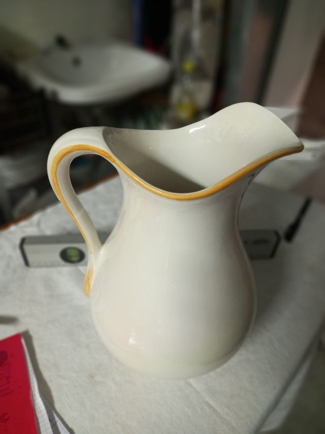 Lavabo in ferro battuto e ceramica