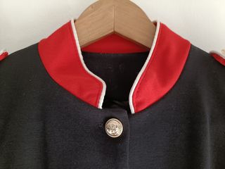 Chaqueta militar negra y roja