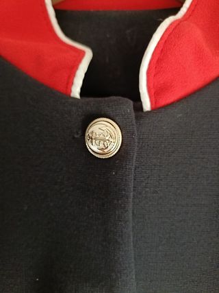 Chaqueta militar negra y roja