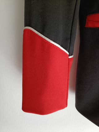 Chaqueta militar negra y roja