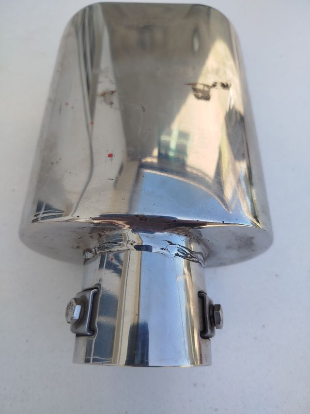 Embellecedor escape coche