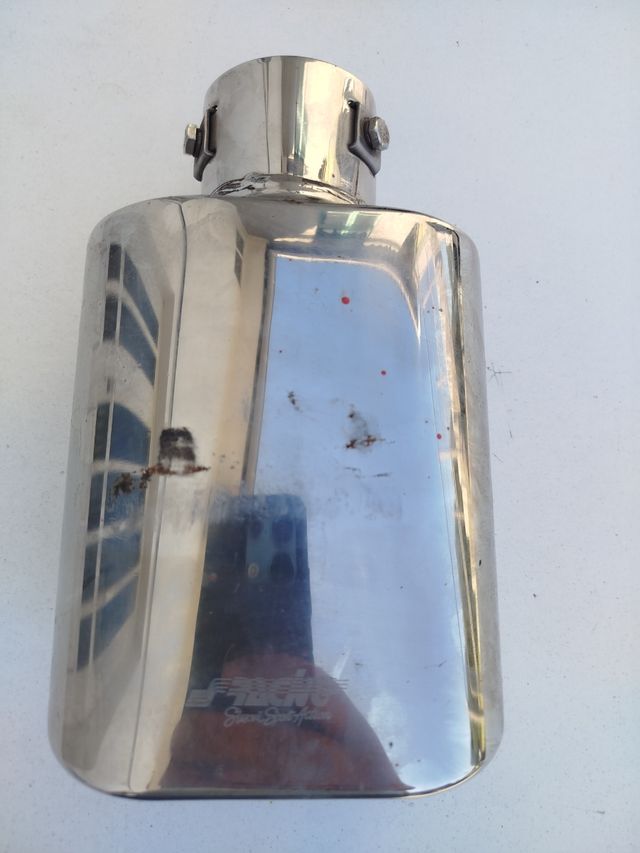 Embellecedor escape coche