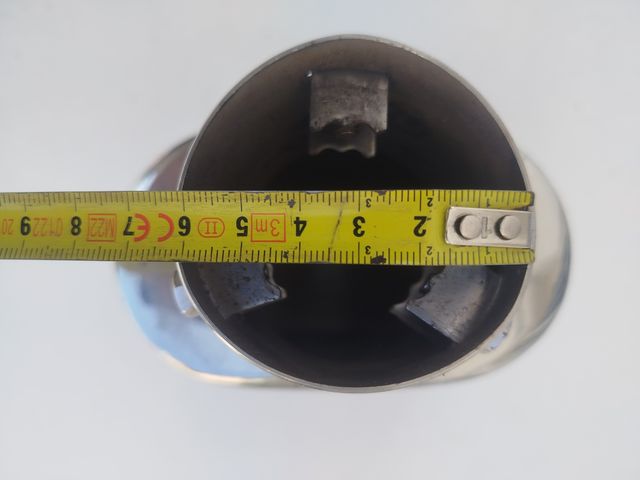 Embellecedor escape coche