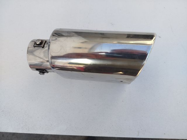 Embellecedor escape coche