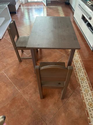 Mesa infantil + 2 sillas madera