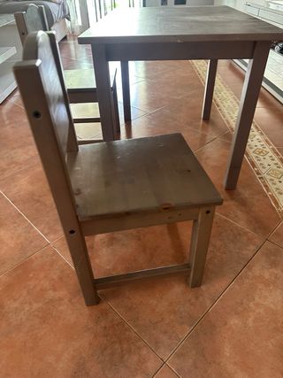 Mesa infantil + 2 sillas madera