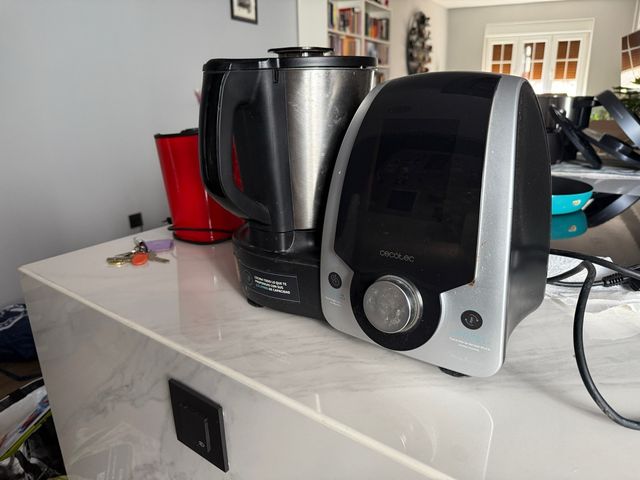 Robot Mambo Cecotec con accesorios