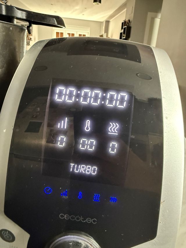 Robot Mambo Cecotec con accesorios