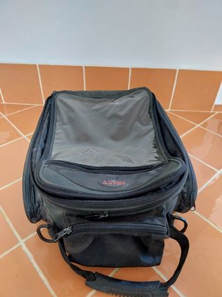 Mochila sobre depósito moto