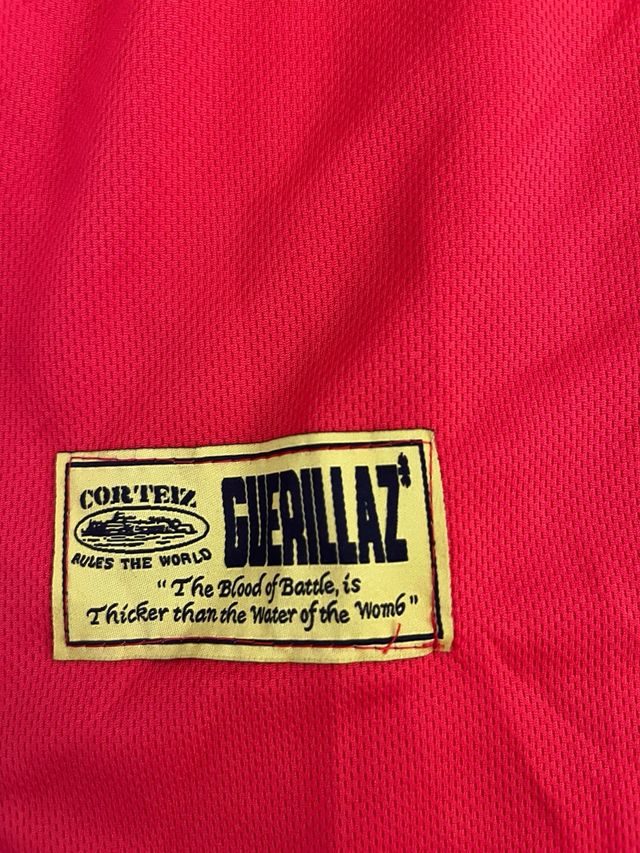 Camiseta Corteiz roja y negra