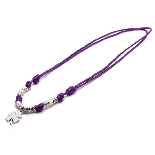 Collar morado con trébol y cuentas metálicas