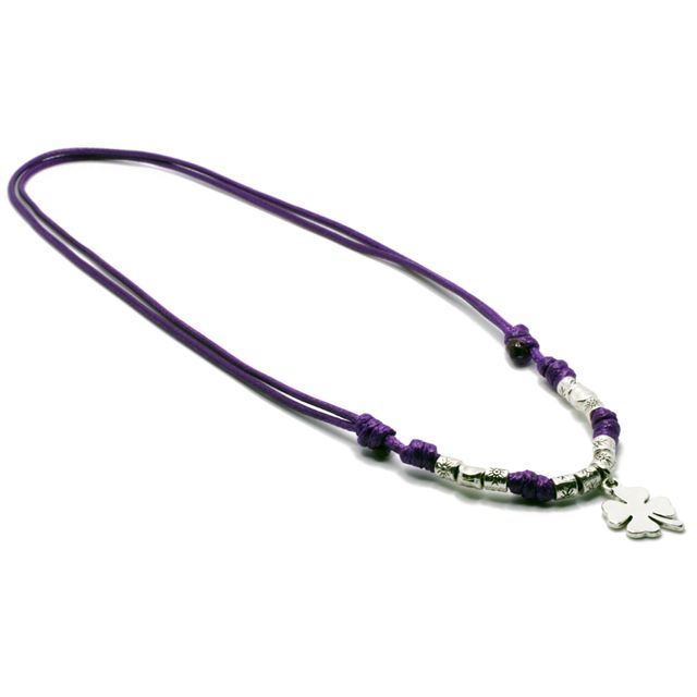 Collar morado con trébol y cuentas metálicas