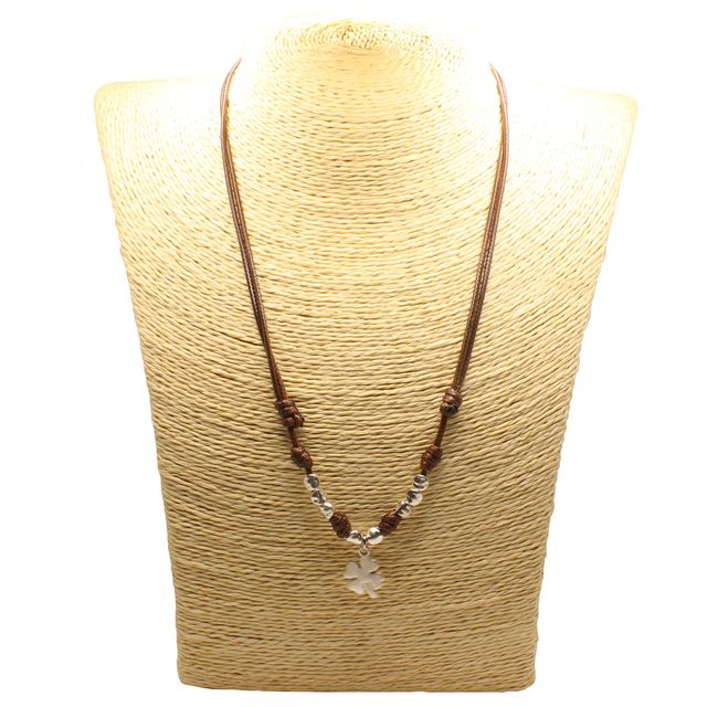 Collar marrón con trébol y cuentas metálicas