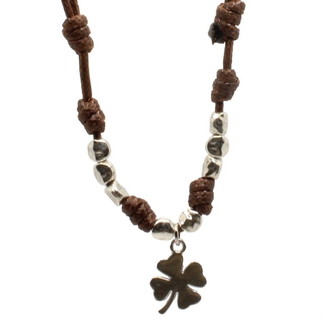 Collar marrón con trébol y cuentas metálicas