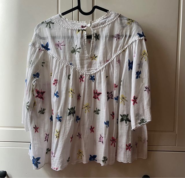 Blusa blanca de flores Bimba y Lola