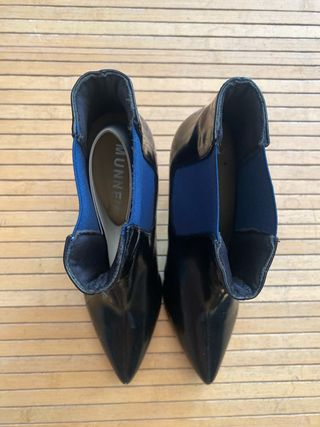 Botines negros y azules de mujer